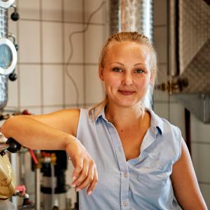 Franziska Bischof in ihrer Edelbrennerei in Wartmannroth
