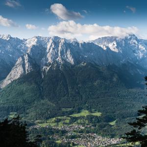Wanderung auf den Hohen Ziegspitz mit Blick auf das Zugspitzmassiv und Garmisch-Partenkirchen